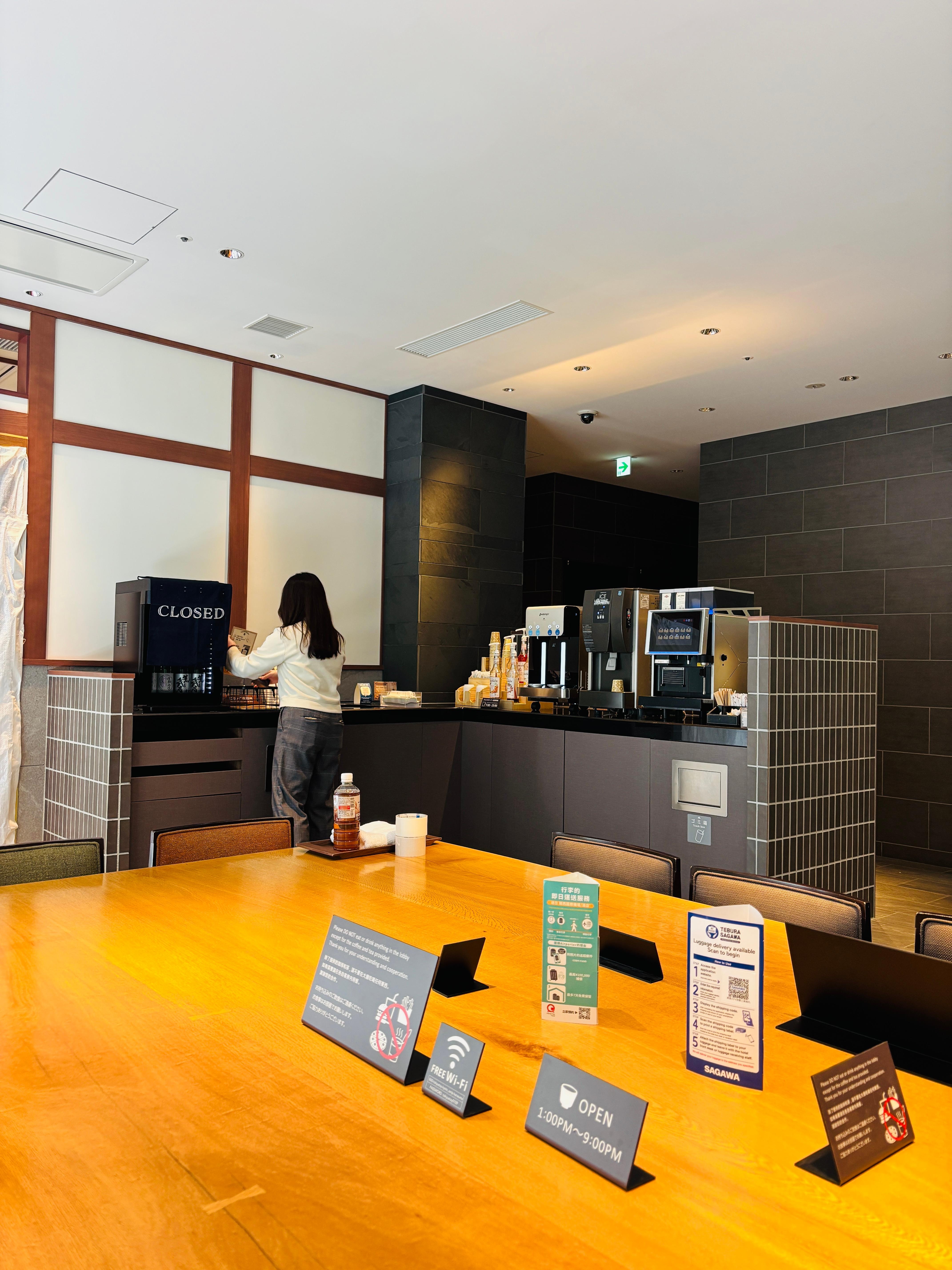 로비의 무료 음료와 사케 바, 공용 테이블