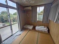 6畳ほどの部屋。エアコン付き