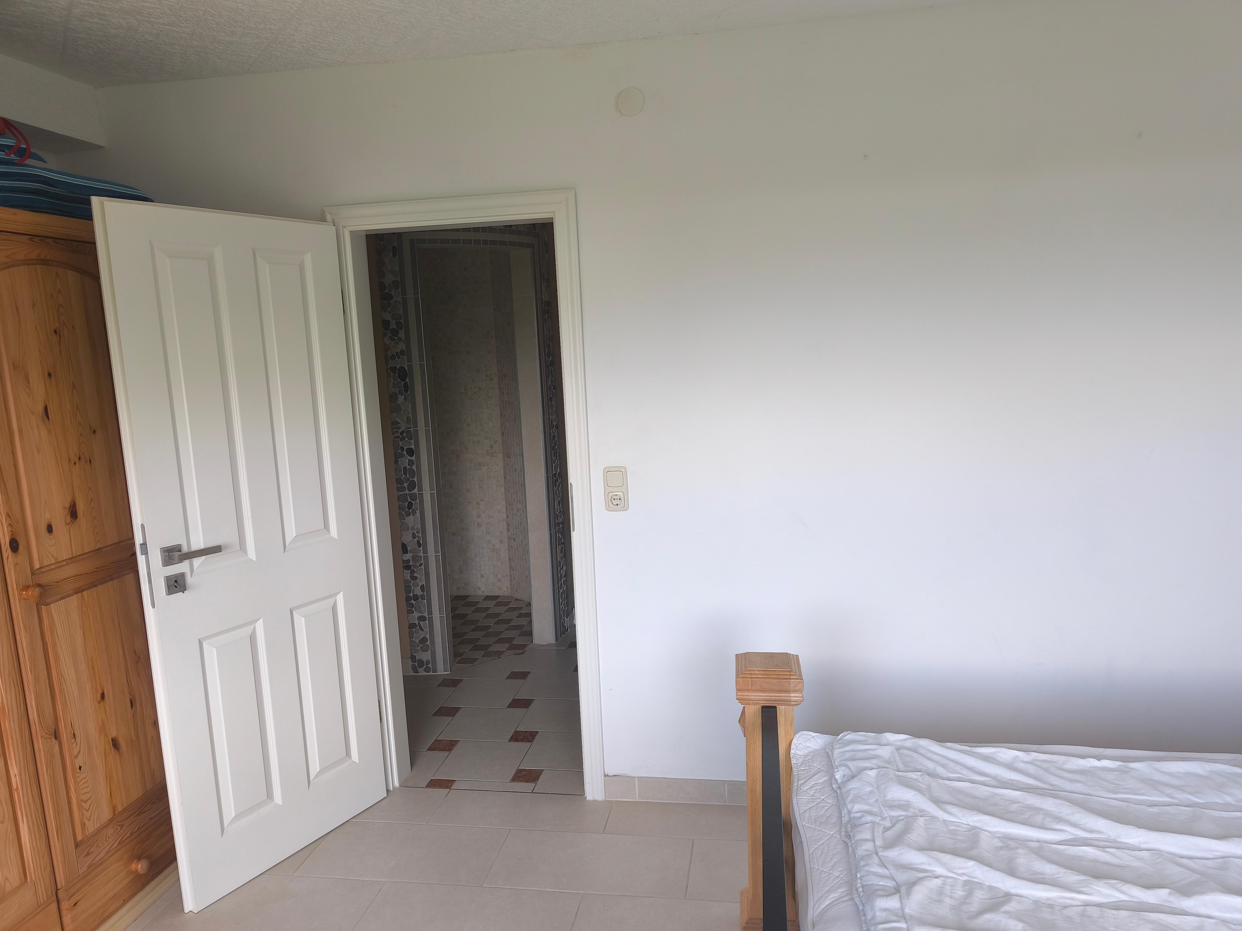 Man kam nur durch das Schlafzimmer ins Bad.