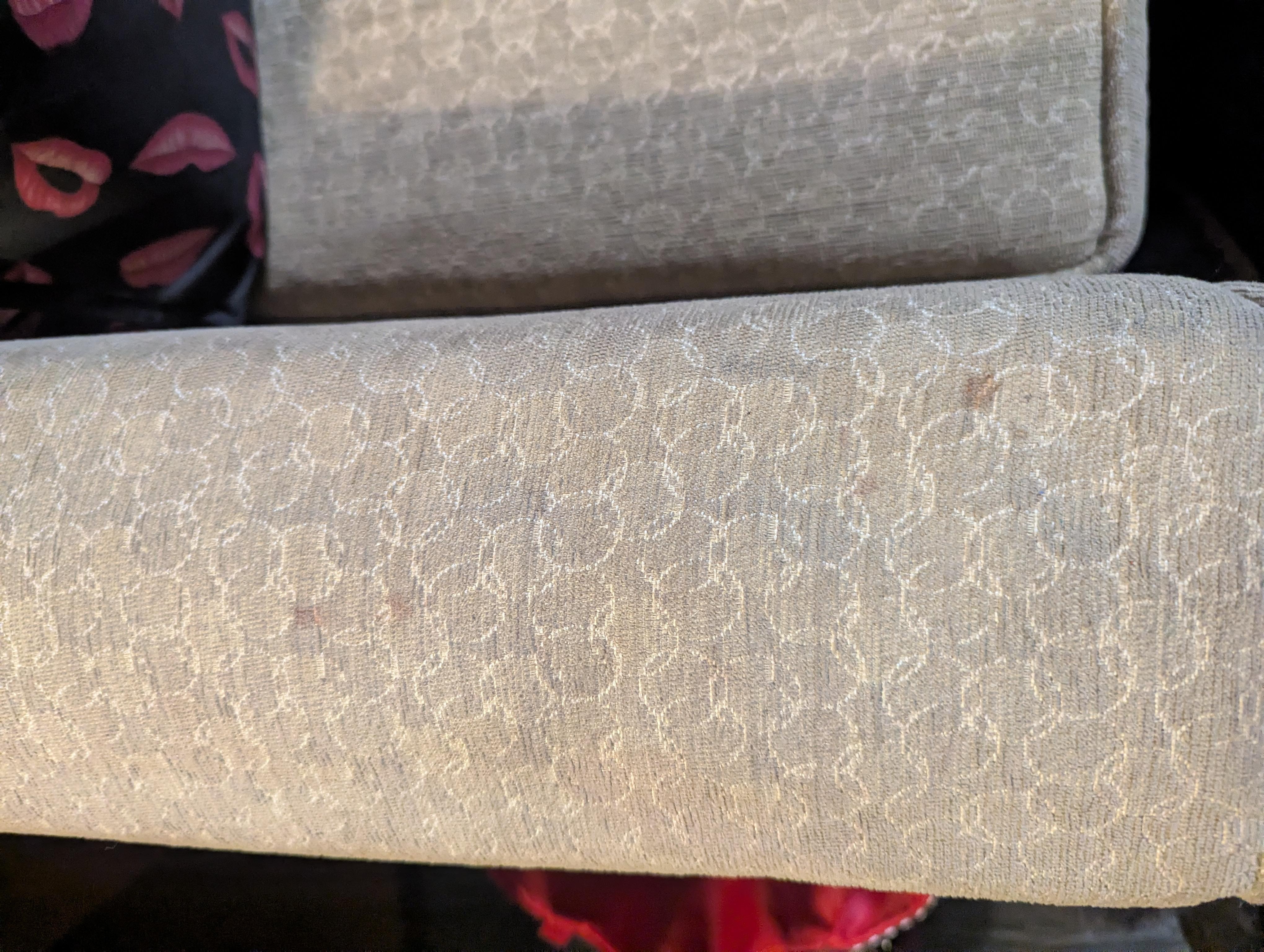 couch dirty, run dwn, old 