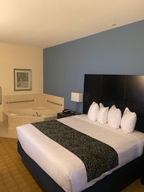 The King suite with mini jacuzzi was wonderful!