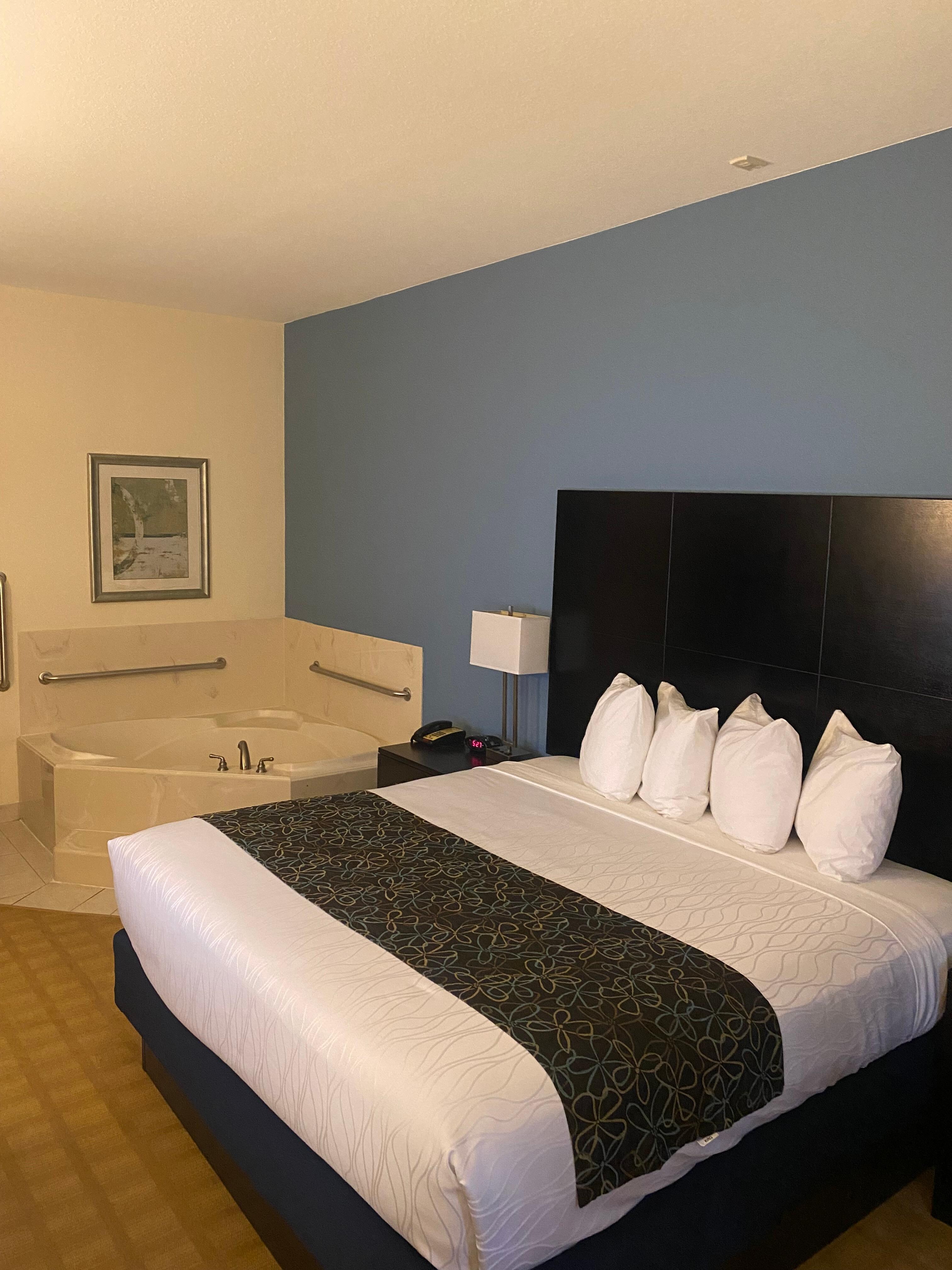 The King suite with mini jacuzzi was wonderful!