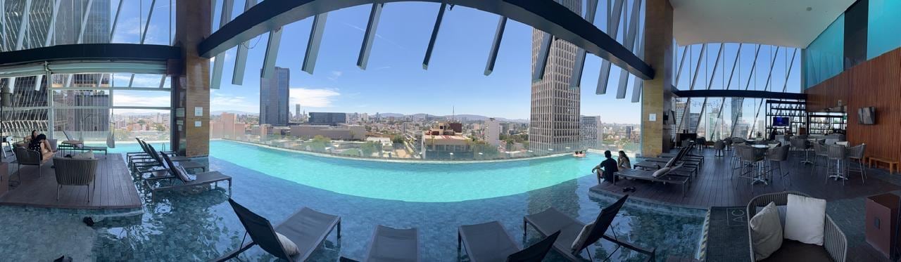 Vista panorámica de la alberca piso 12