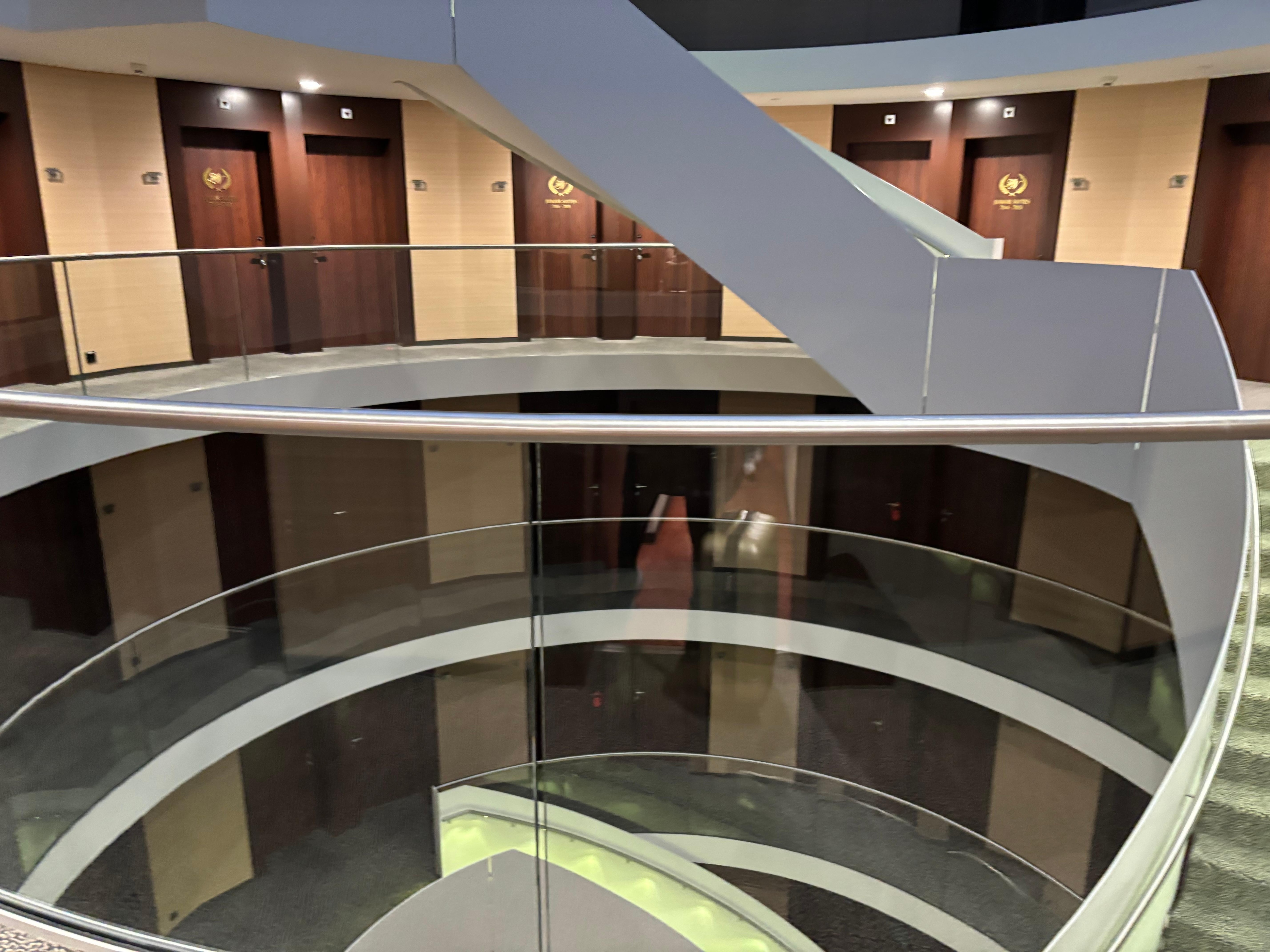 吹き抜けの周りに客室になってる。