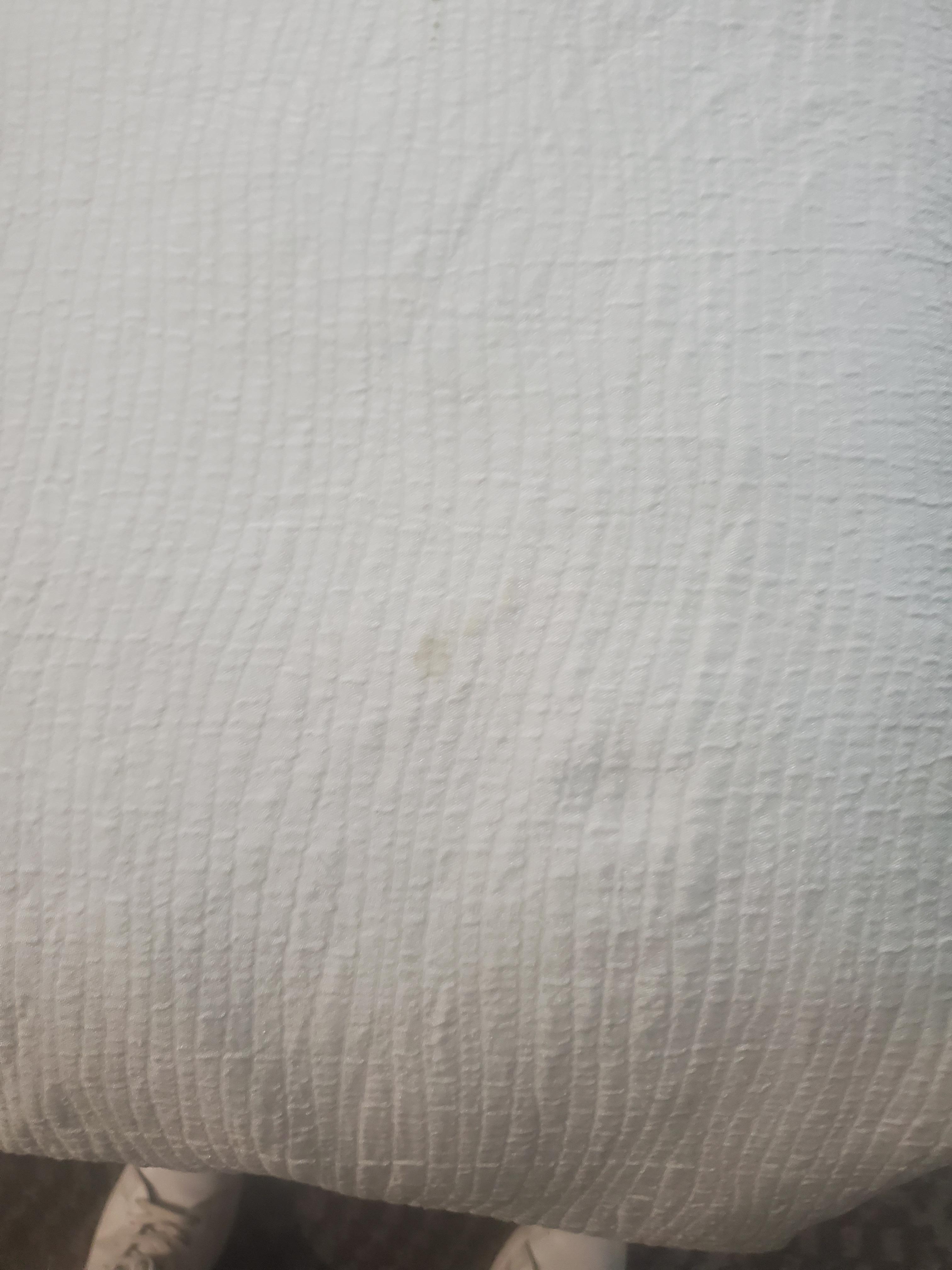 Tâche sur les draps et plusieurs objets déchirés