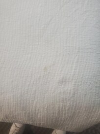 Tâche sur les draps et plusieurs objets déchirés