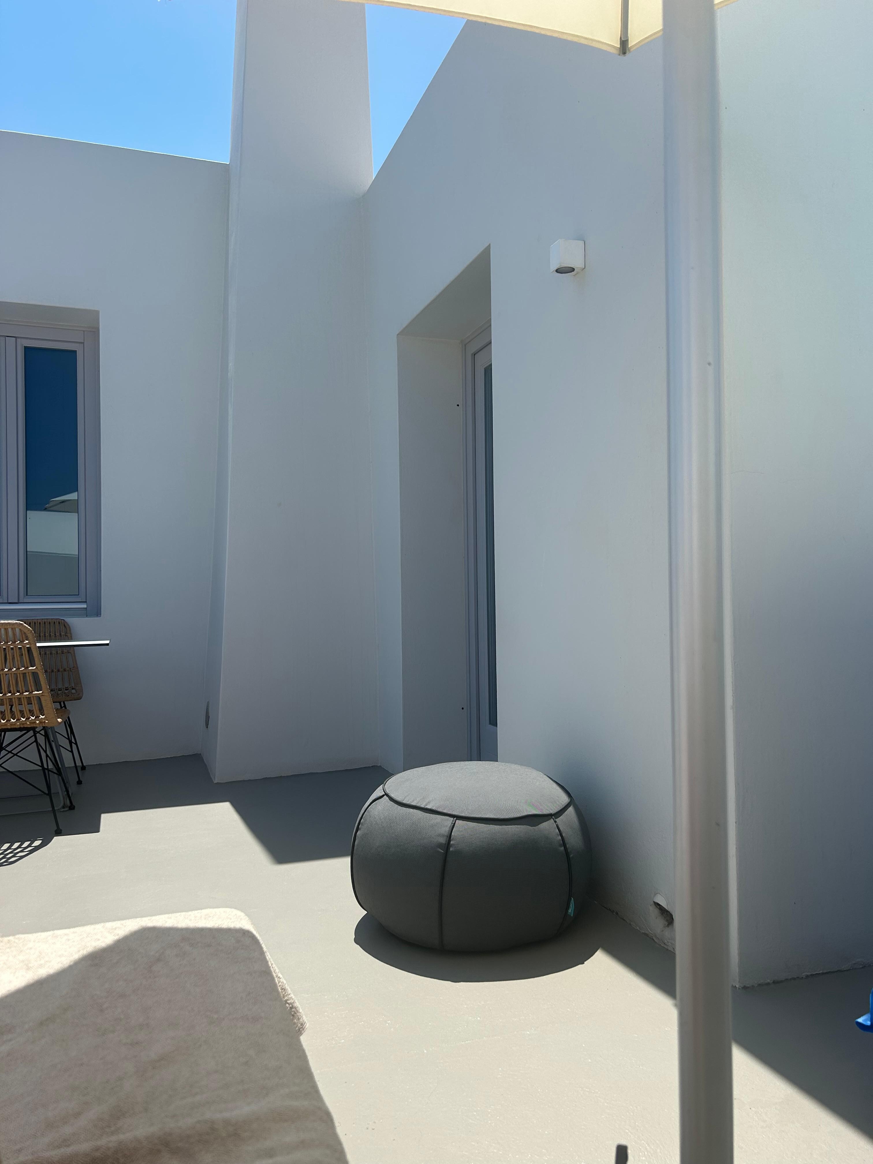 Terras met groot loungebed