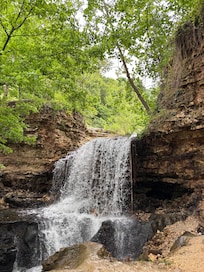 Tanyard Falls
Less than 10 minutes from the property.