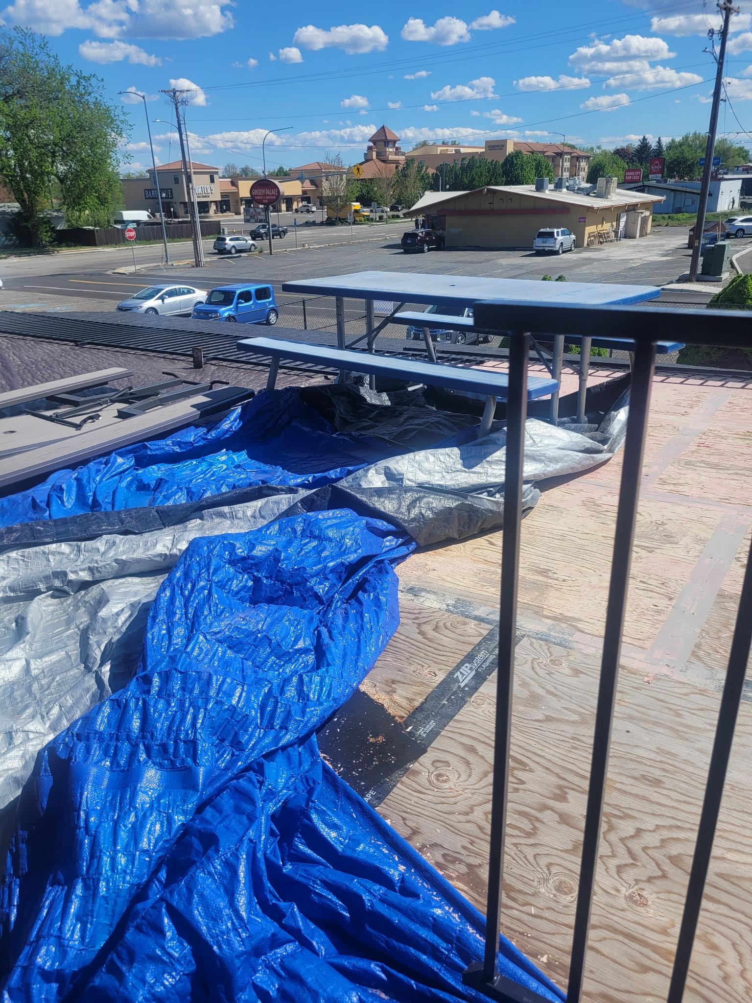 Perfect place to gather and enjoy watching the cars go through the car wash across the street. Or watch all the fire trucks and ambulances go by. Great place to gather.