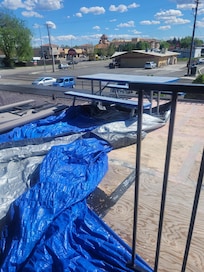 Perfect place to gather and enjoy watching the cars go through the car wash across the street. Or watch all the fire trucks and ambulances go by. Great place to gather.