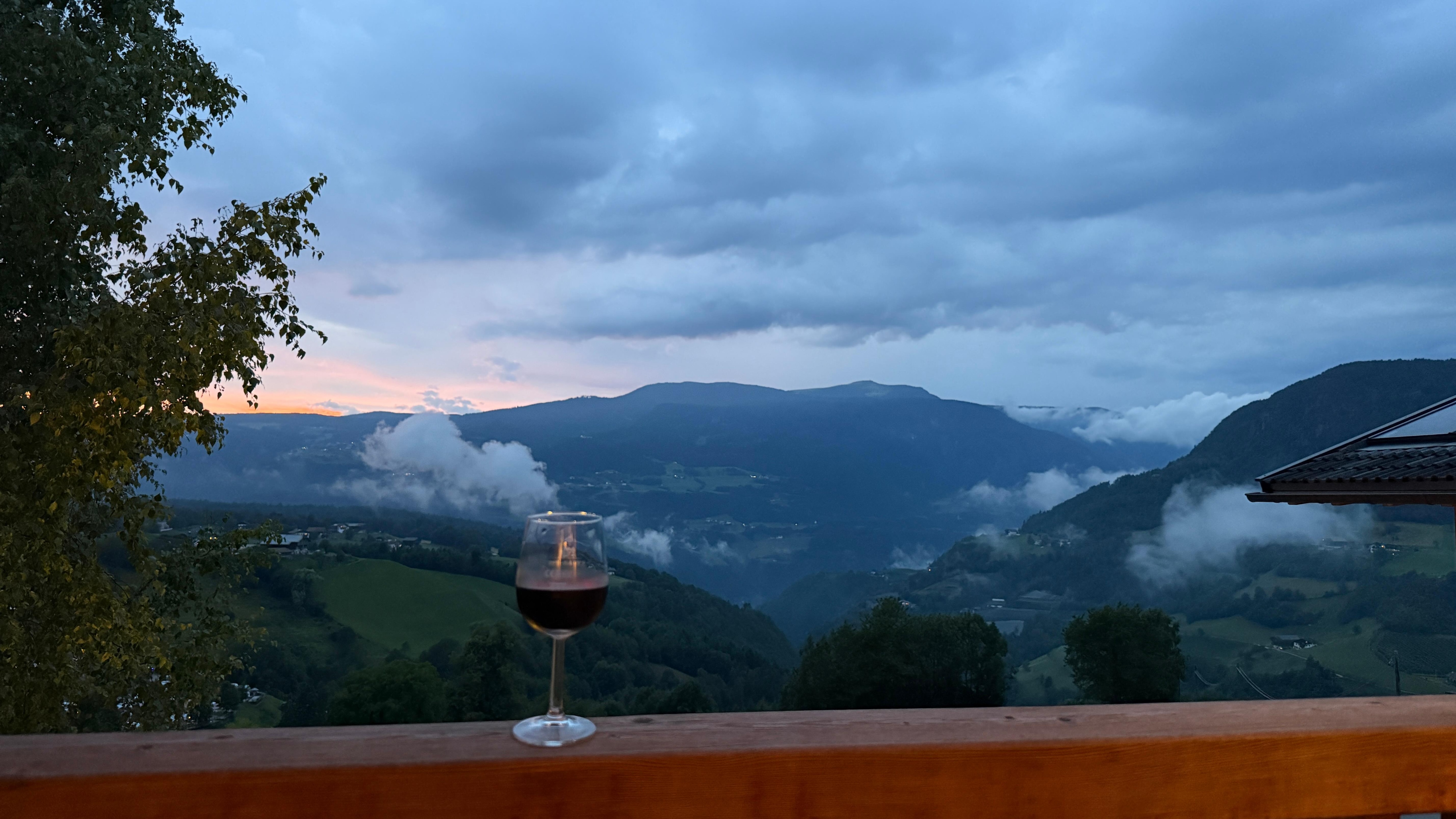 Udsigt fra værelset - aften med lavthængende skyer