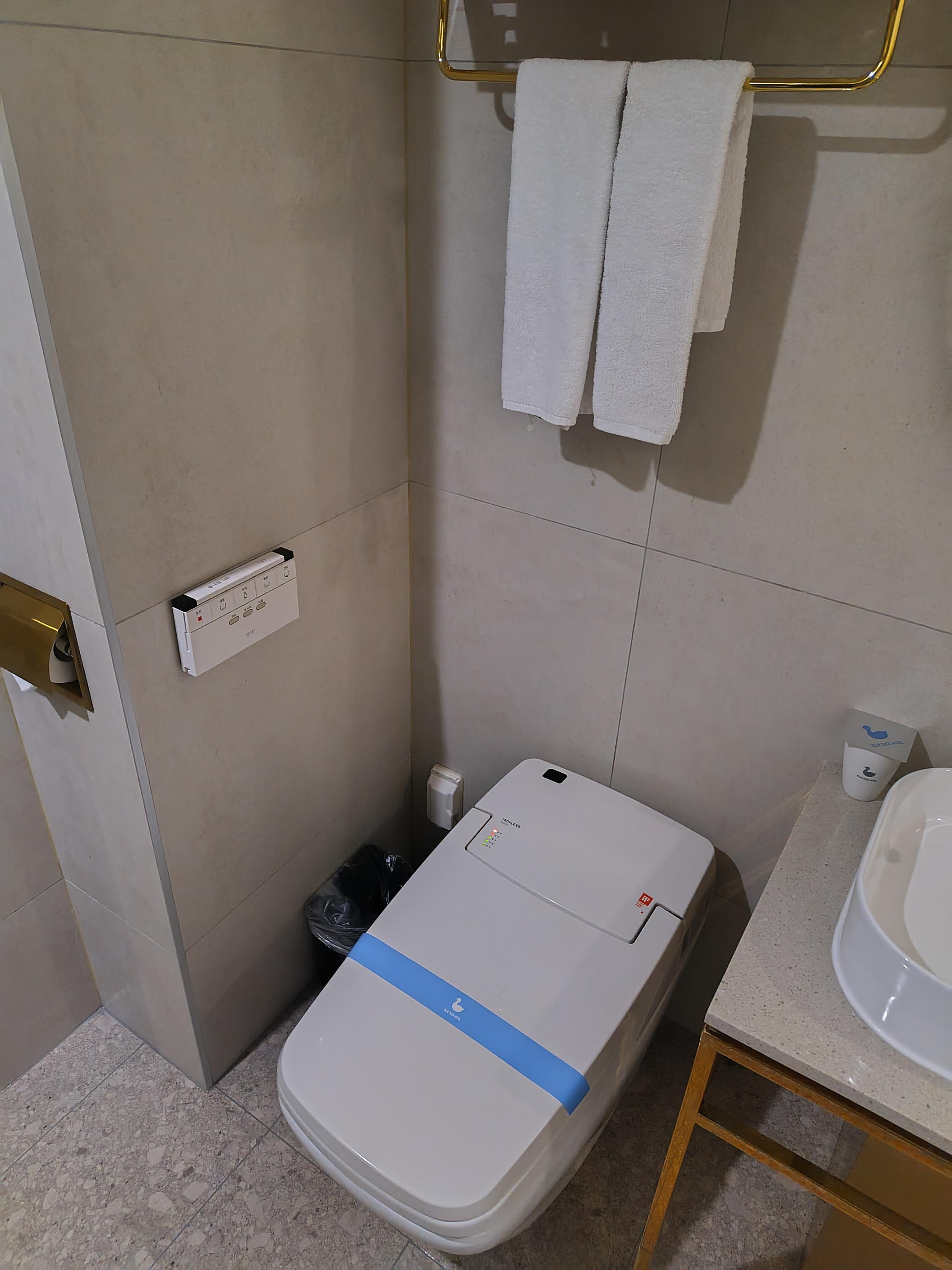 トイレはシャワートイレ