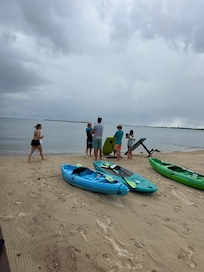 We enjoyed the kayaks and paddleboard. We also rented a Lift e foil from a nearby resident.