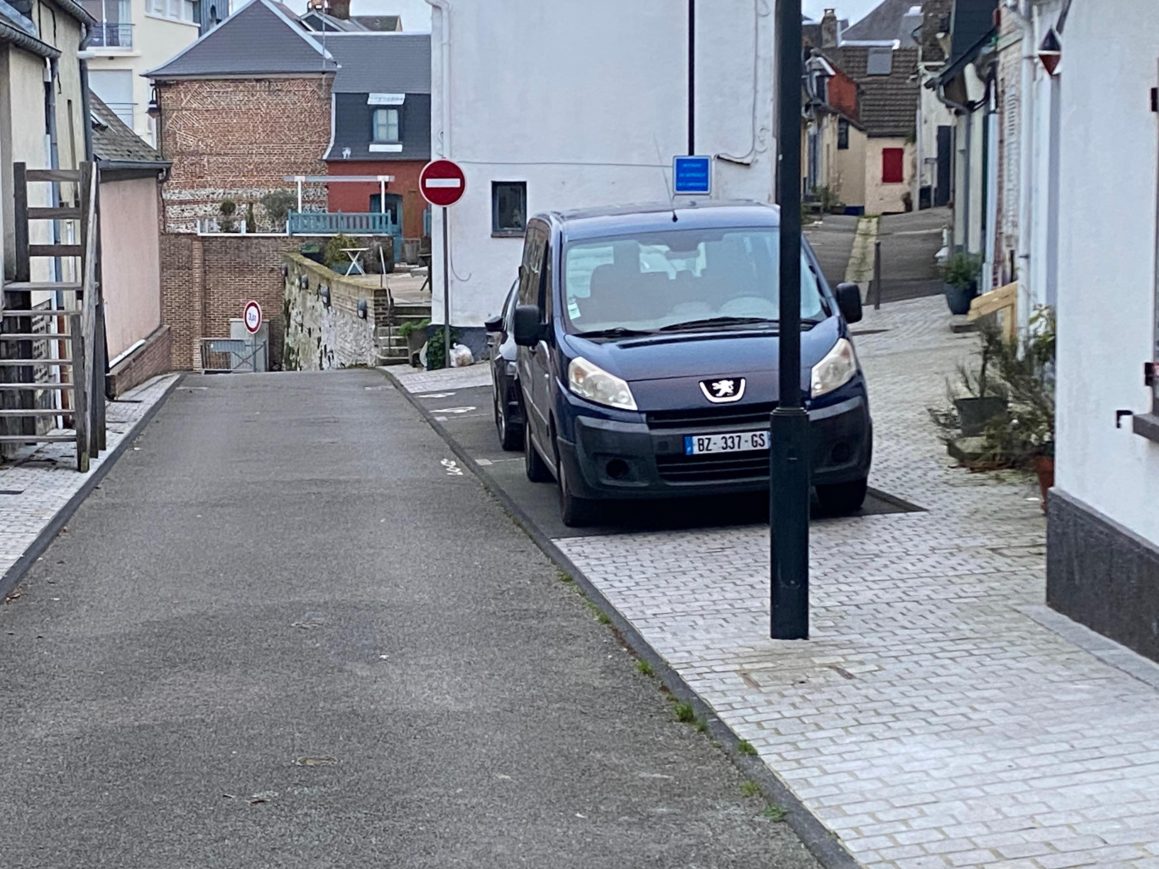 Accès piéton… pas de voiture dans la rue…. Calme
