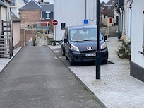 Accès piéton… pas de voiture dans la rue…. Calme