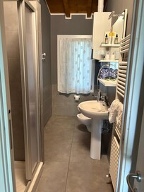 Sehr angenehmes Badezimmer mit Handtüchern und Föhn. Außerdem kleine Proben mit Duschgel usw.