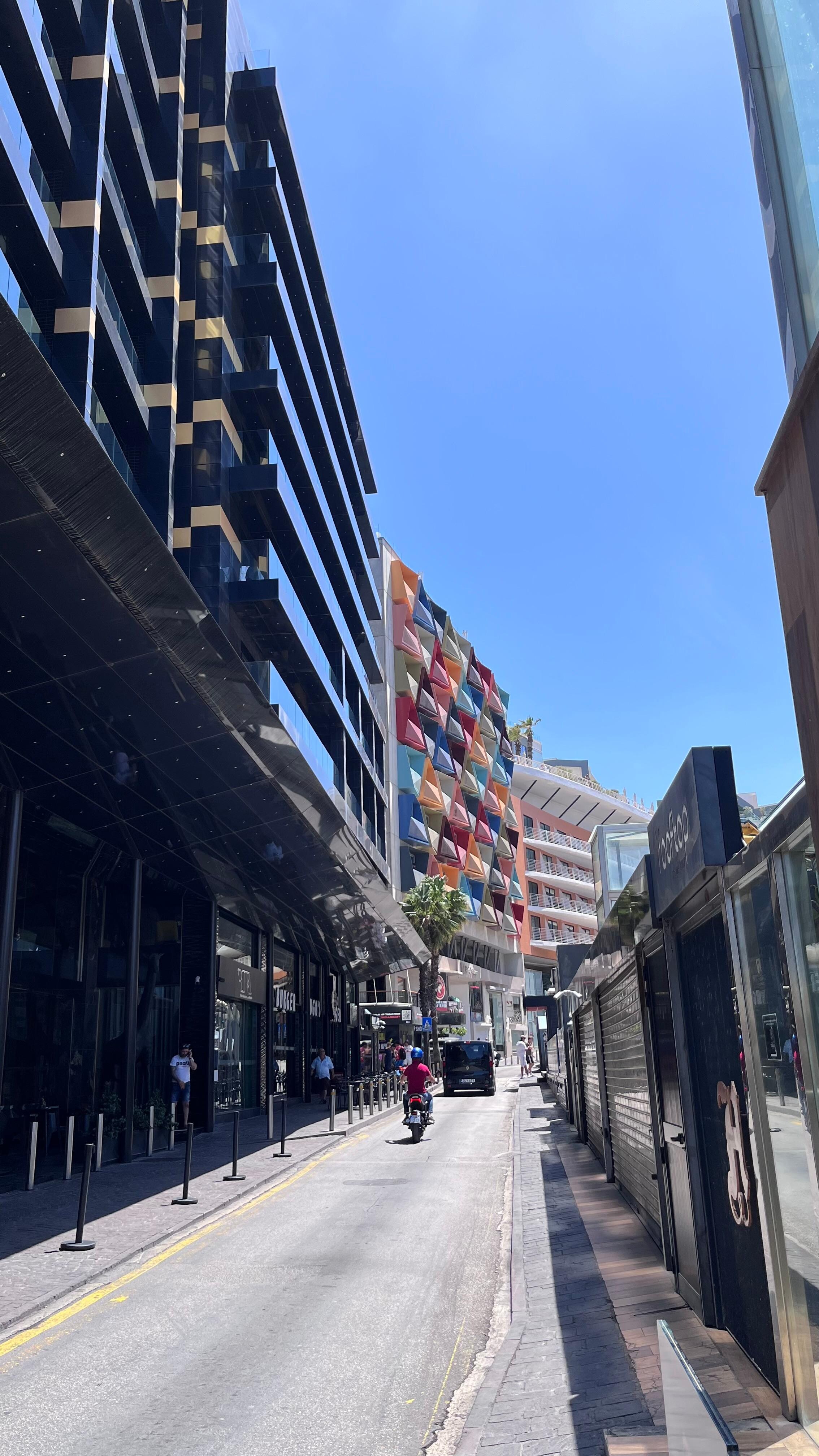 Rue qui mène à l’hôtel 
