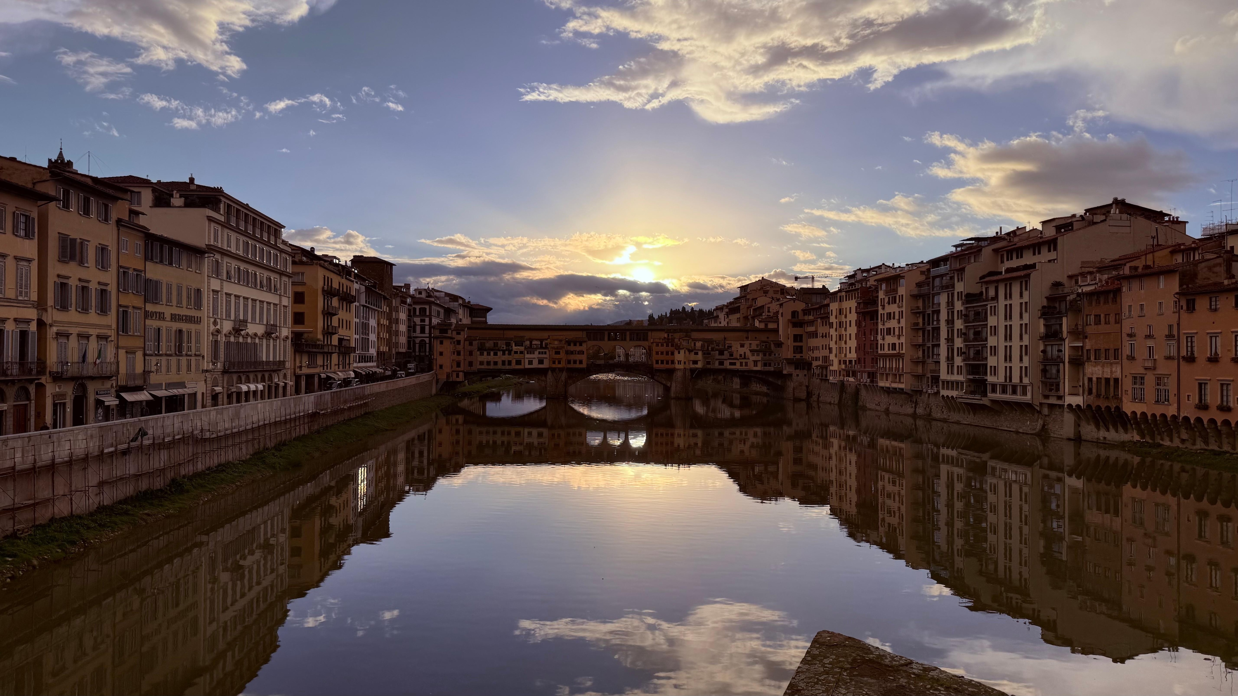 2 minute walk to bridge views. 