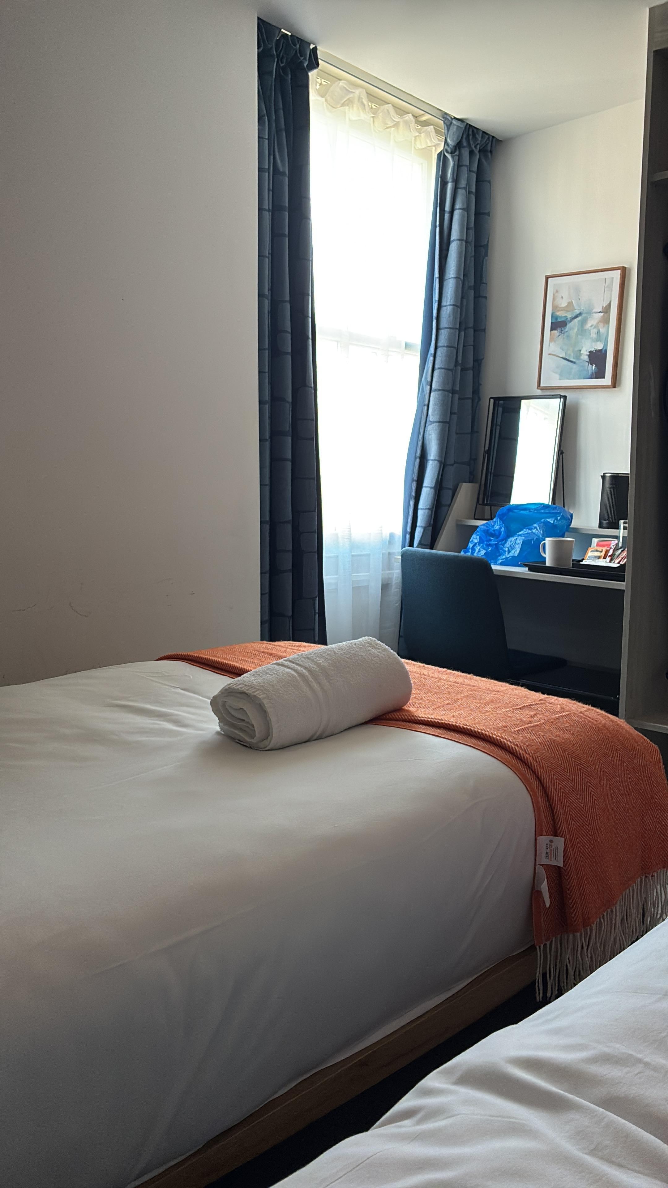 Bedroom with twin beds