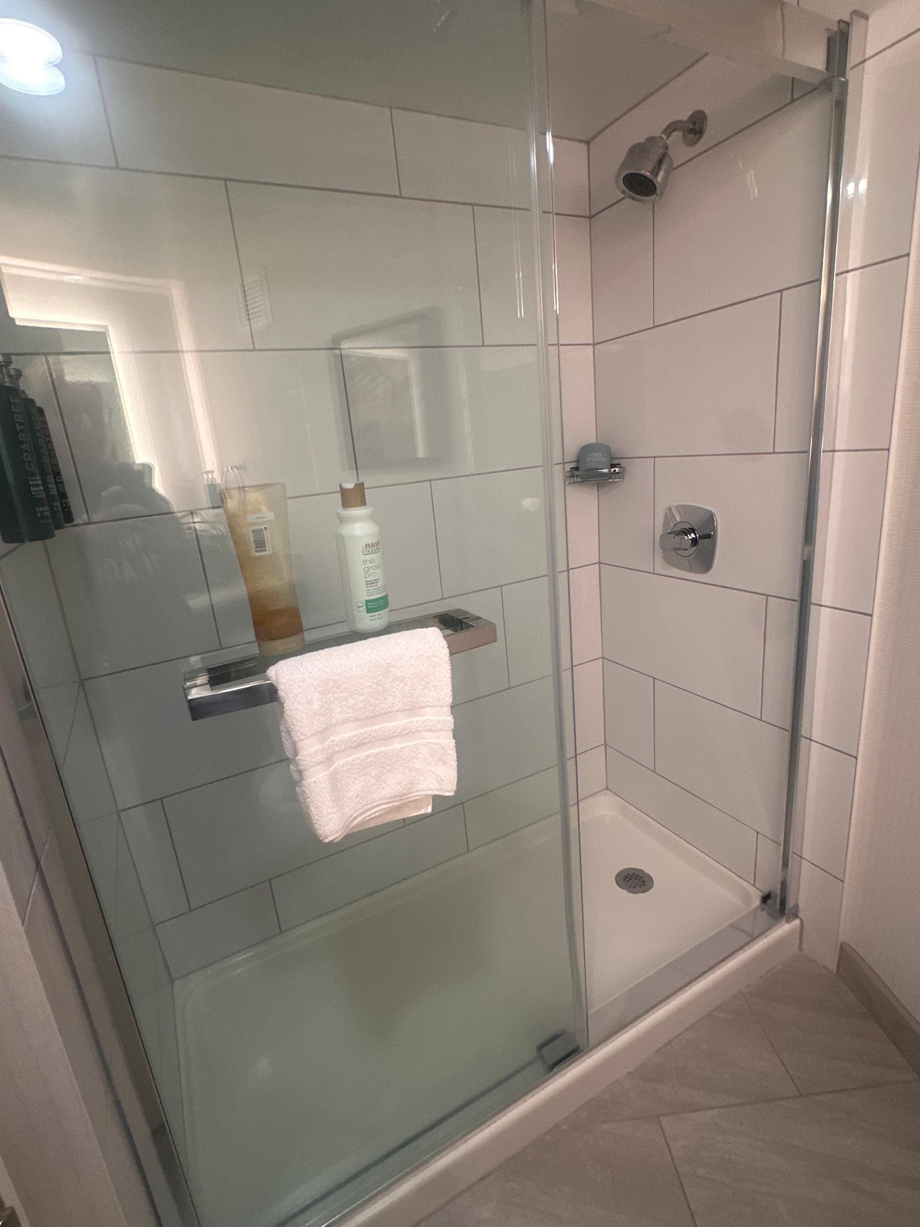 Super clean cute bathroom 