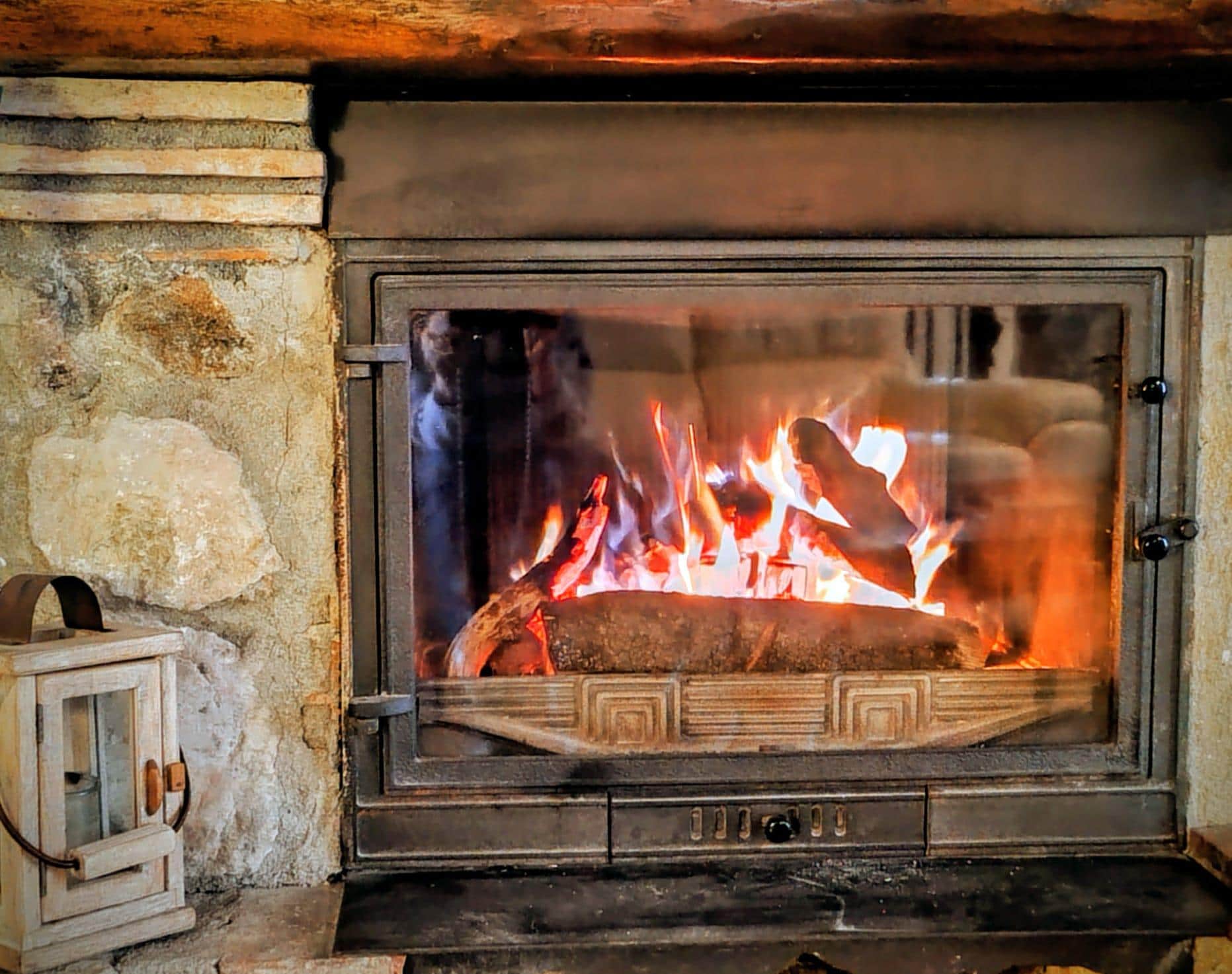 Chimenea con puerta muy agradable