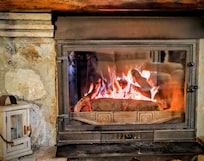 Chimenea con puerta muy agradable