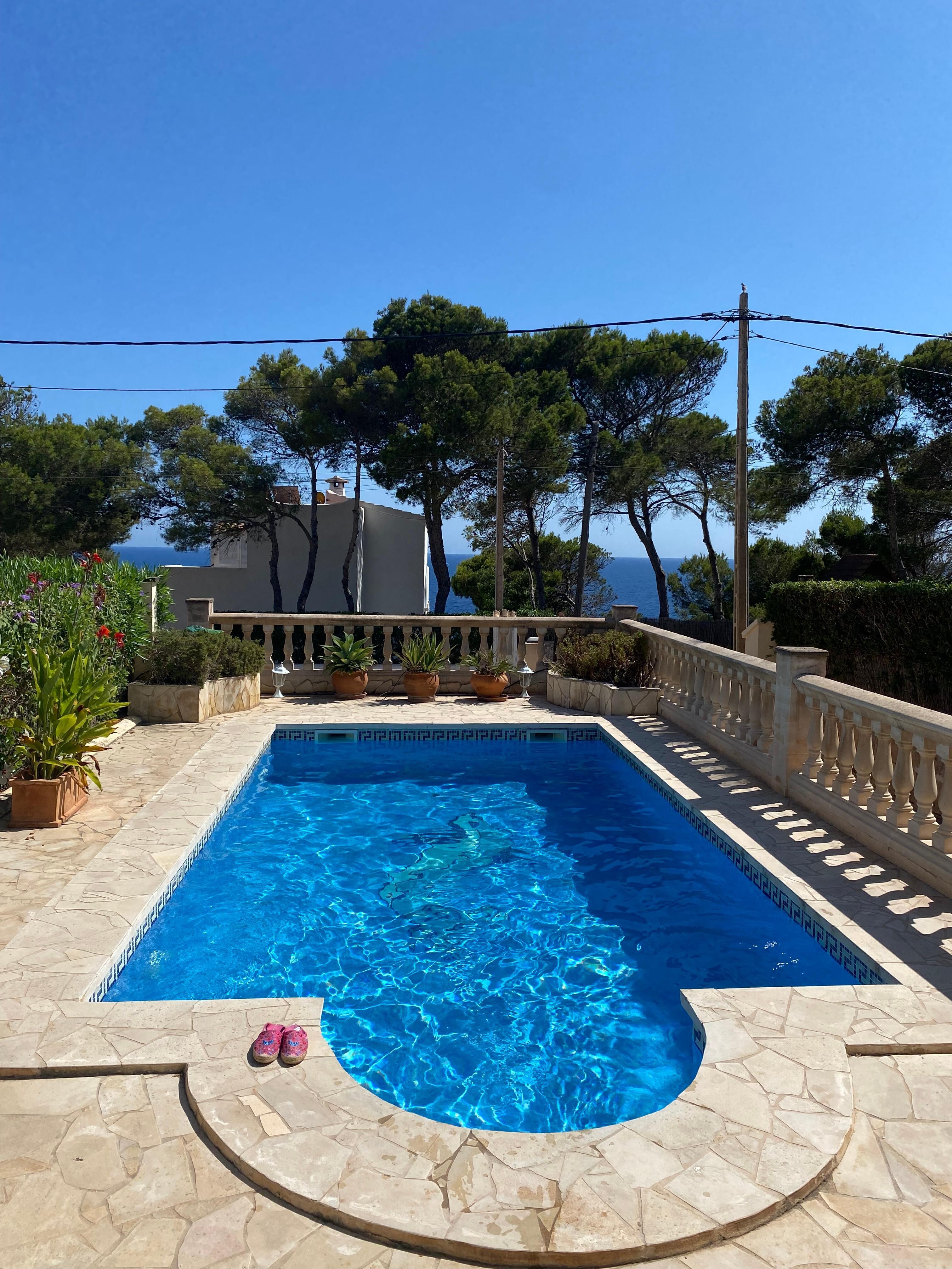 Pool. 