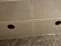Trous dans la salle de bains