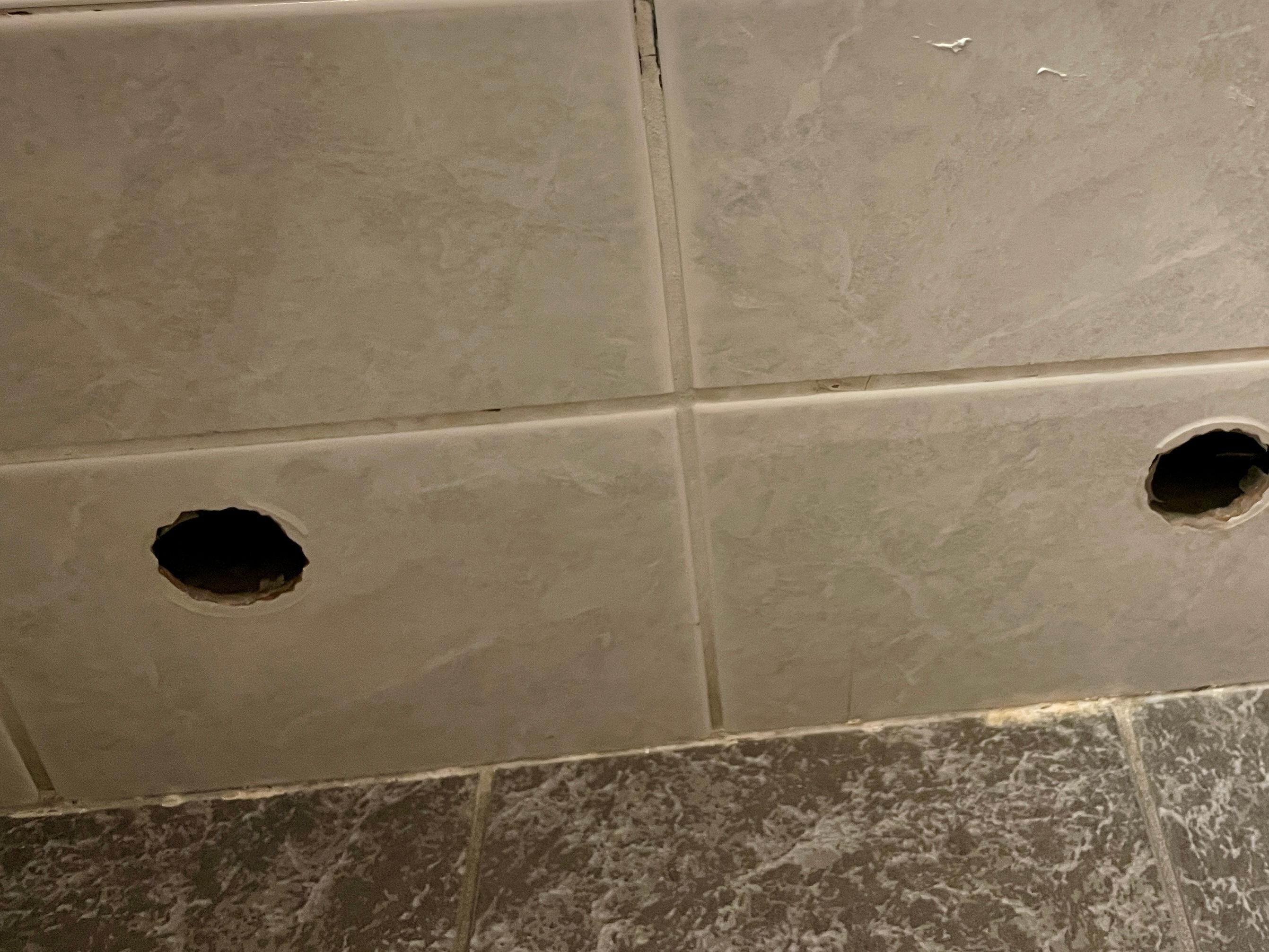 Trous dans la salle de bains 