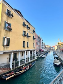 Side view of our Hotel Arlecchino, Venice Italy 🇮🇹