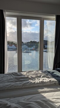 Rom rett ved Mandalselva, med god sikt mot andre siden av brua. En flott utsikt å våkne til.