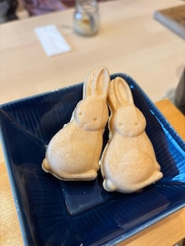 朝食のデザート。自分でつぶあんとクリームをサンドして作るうさぎモナカです。