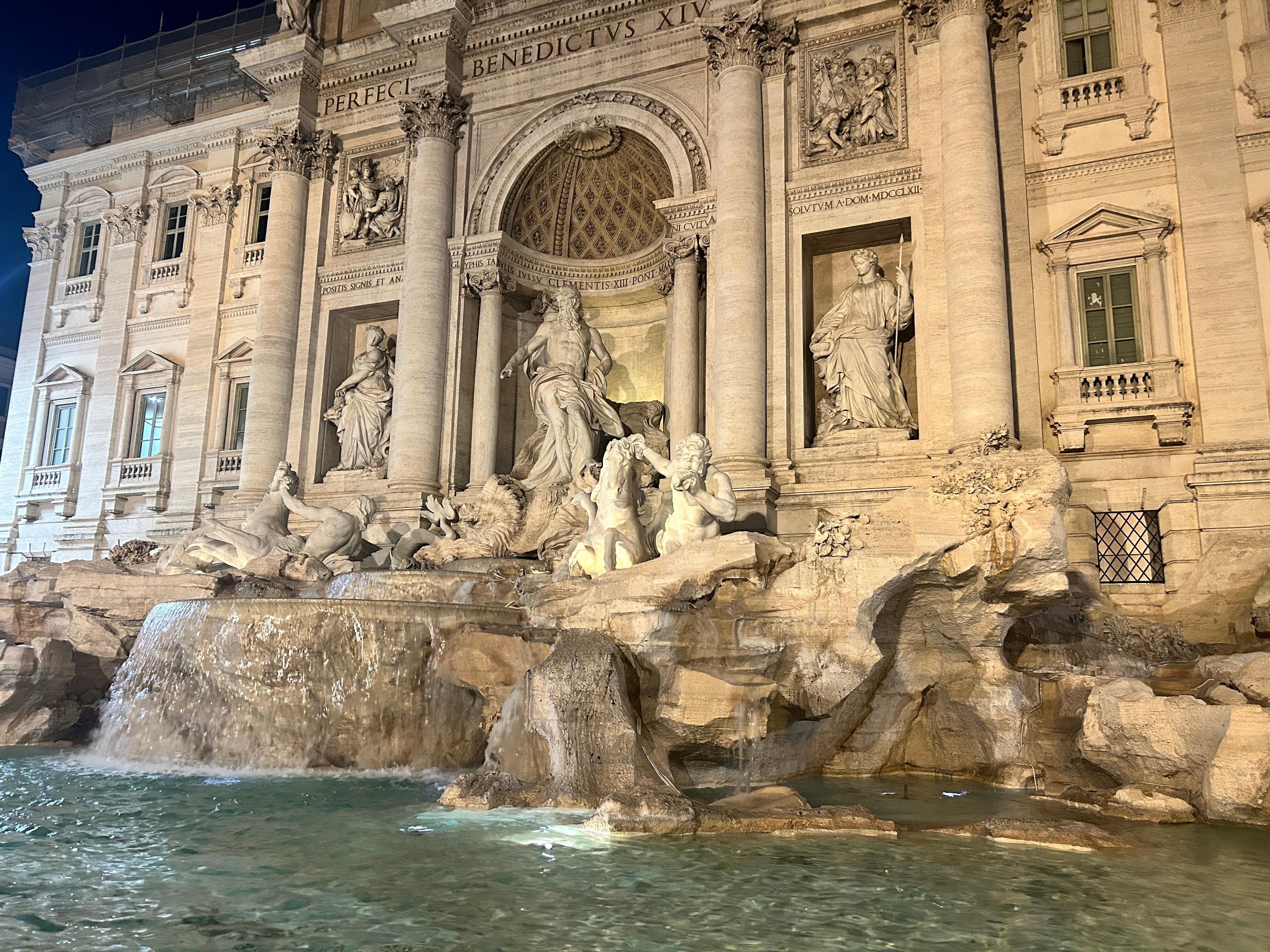 Within walking distance to Trevi Fountain 