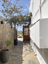 Essa entrada é na lateral de um restaurante Bm como se fosse fundos