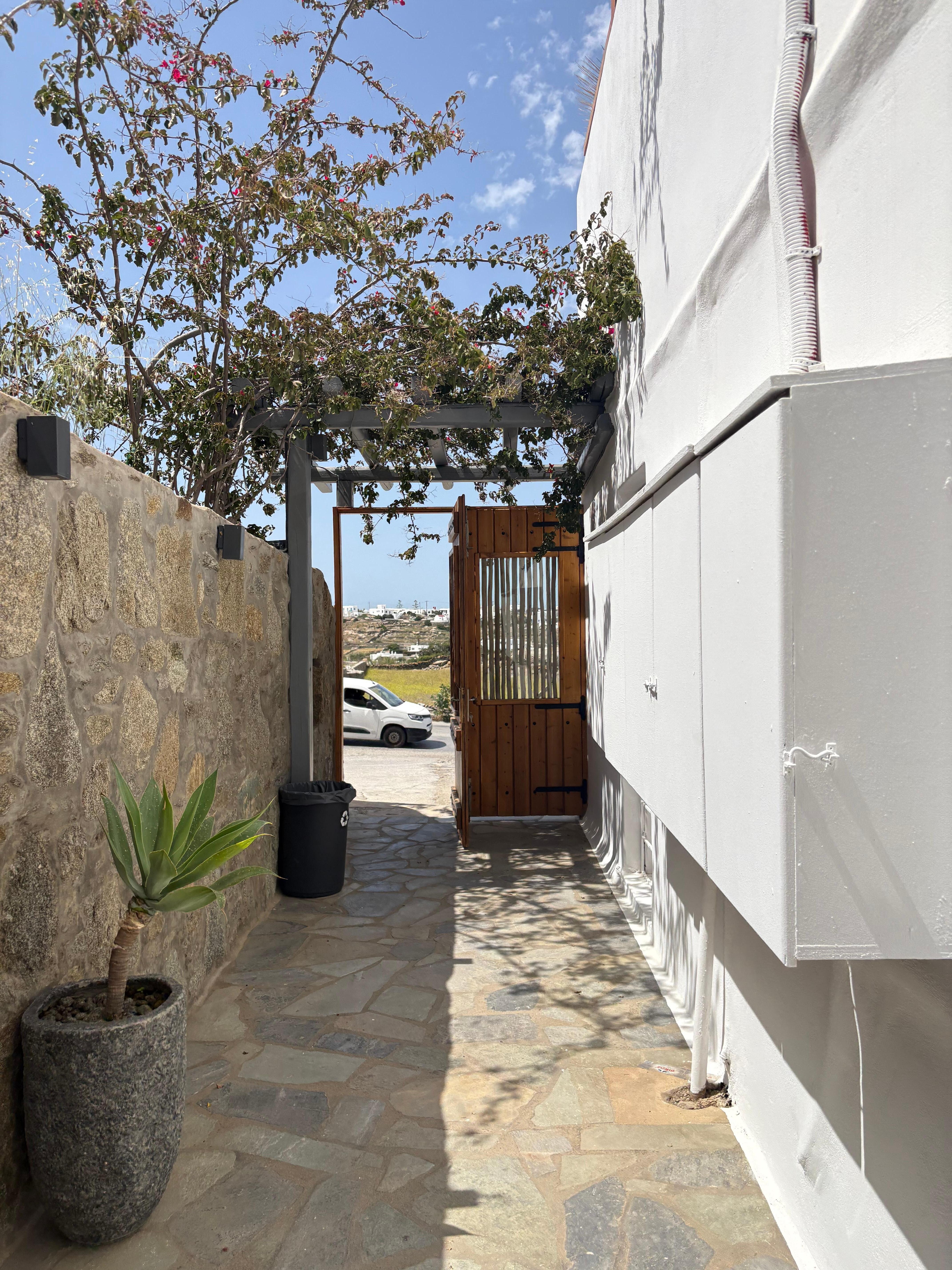 Essa entrada é na lateral de um restaurante Bm como se fosse fundos 