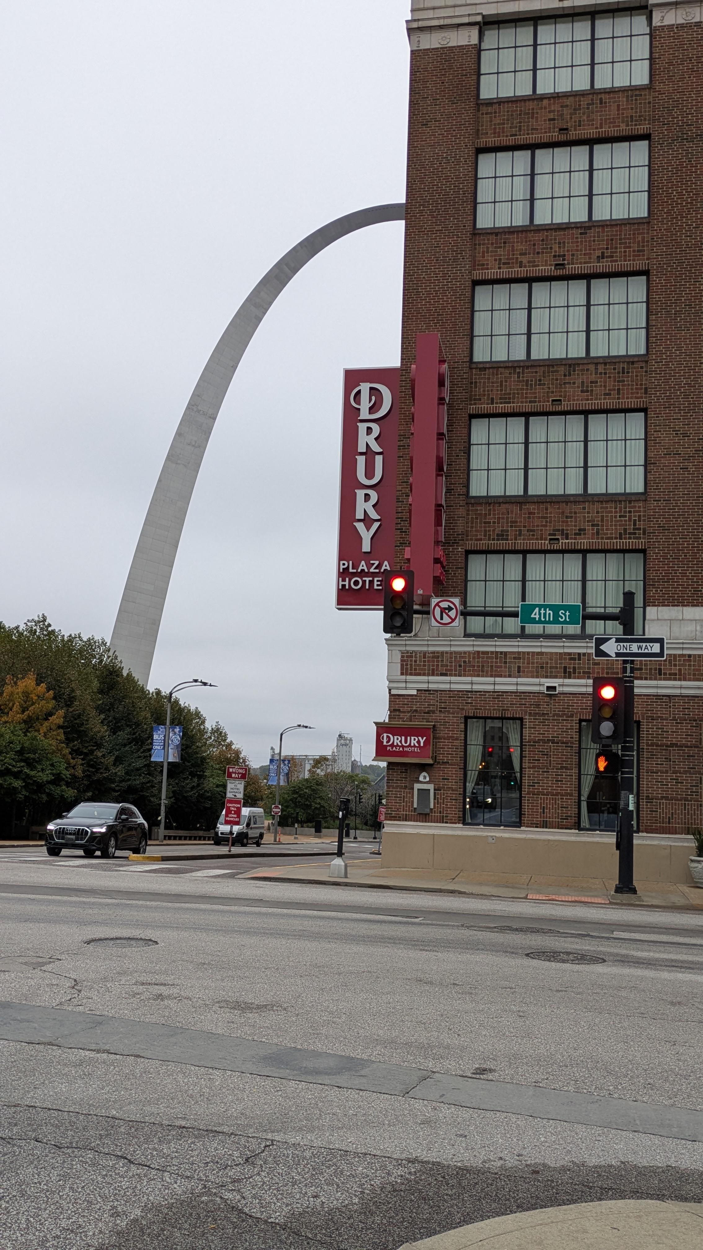 hotel is inmediately adjacent to the Gateway arch