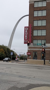 hotel is inmediately adjacent to the Gateway arch