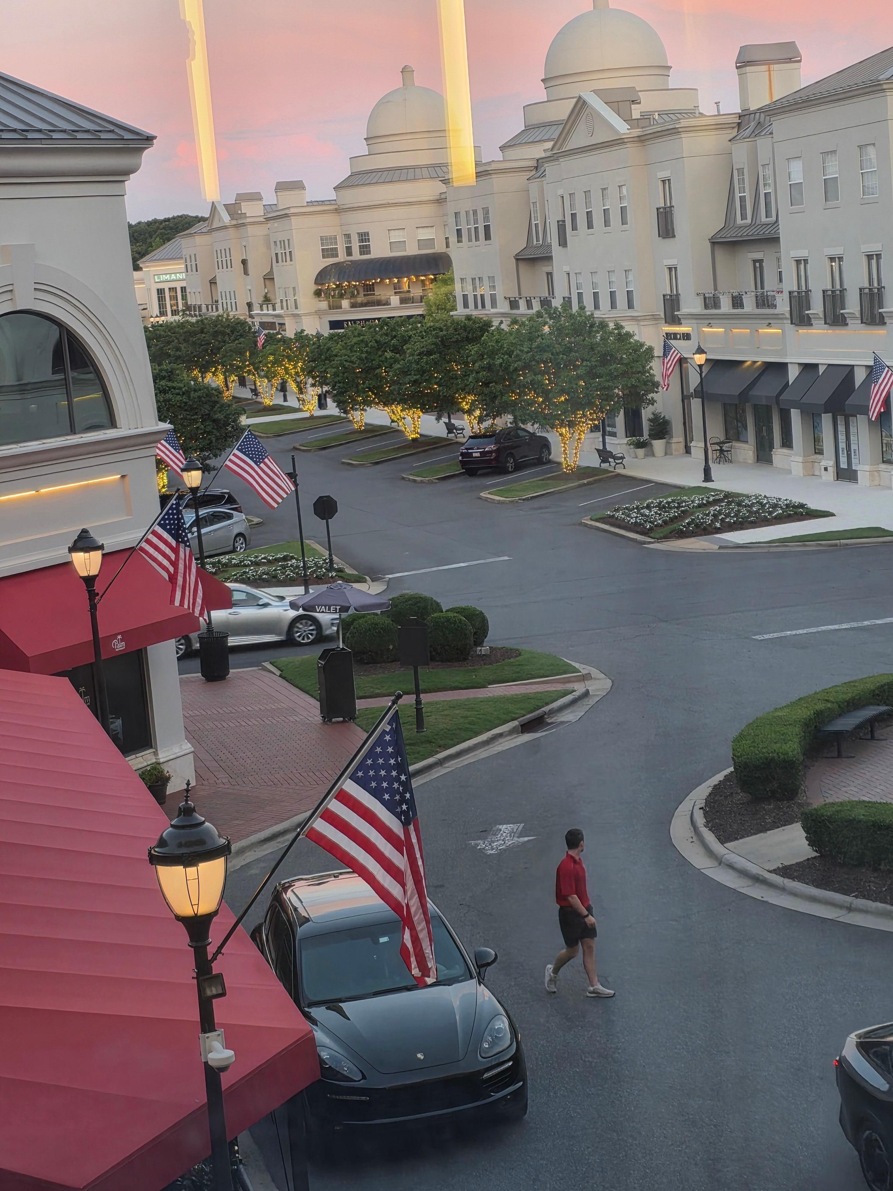 Promenade full of great shops & restaurants steps from hotel entrance