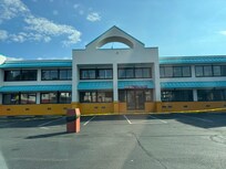 The area looks like a construction sight, no sign on front and the tarp sign was not lit up. Definitely find before dark!