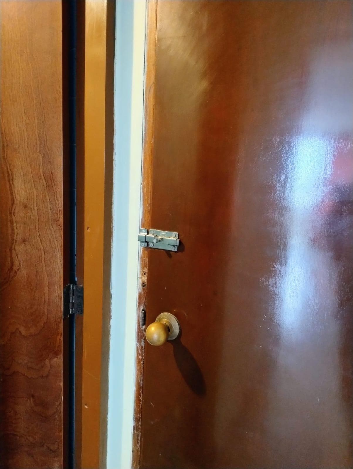 La chapa, vieja. No usan tarjetas electronicas o clave digital. 