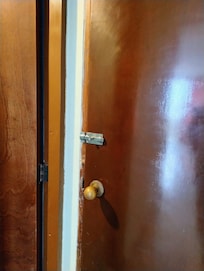 La chapa, vieja. No usan tarjetas electronicas o clave digital.