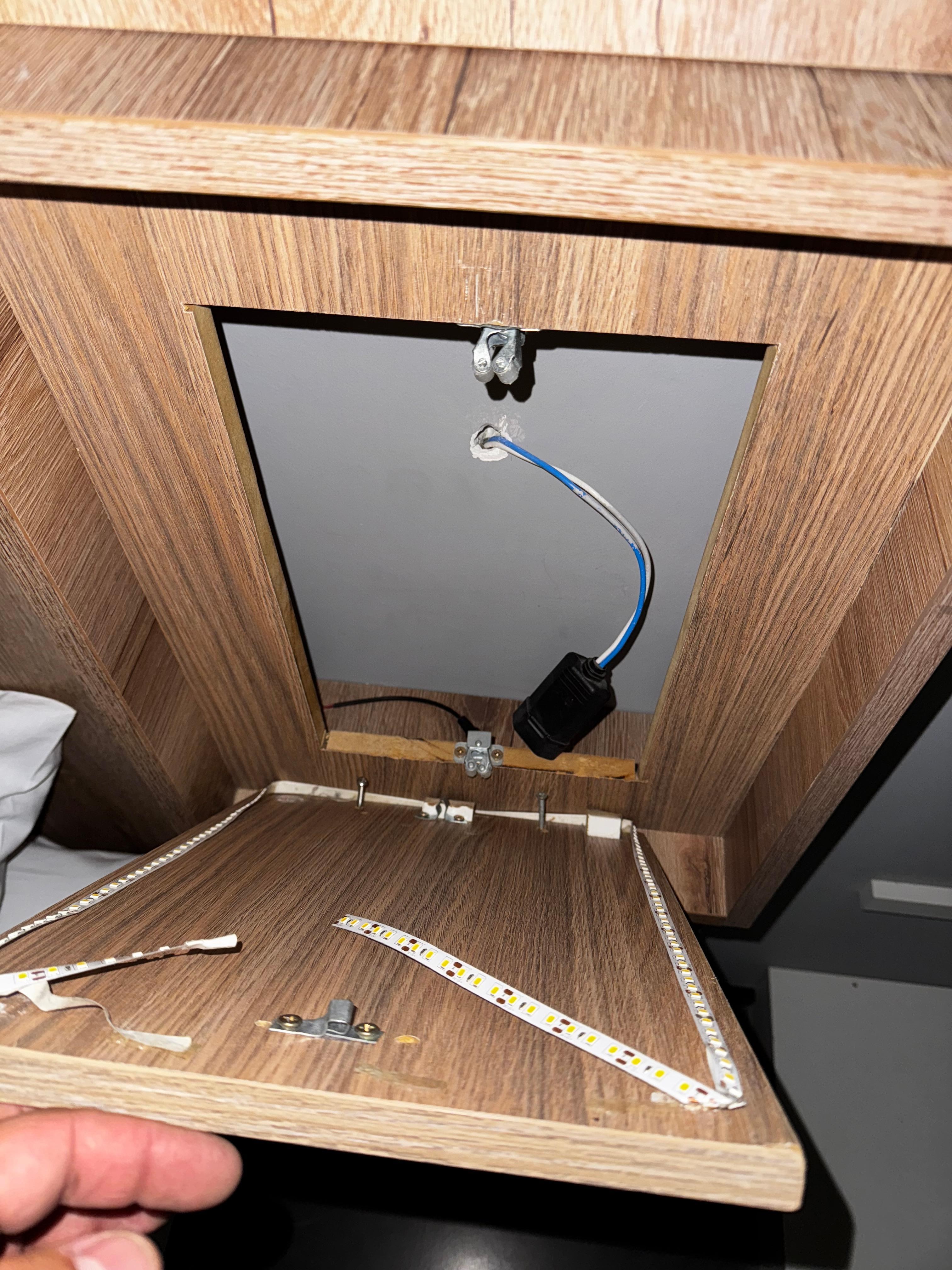 Cabeceira da cama com fios e madeiras soltas 