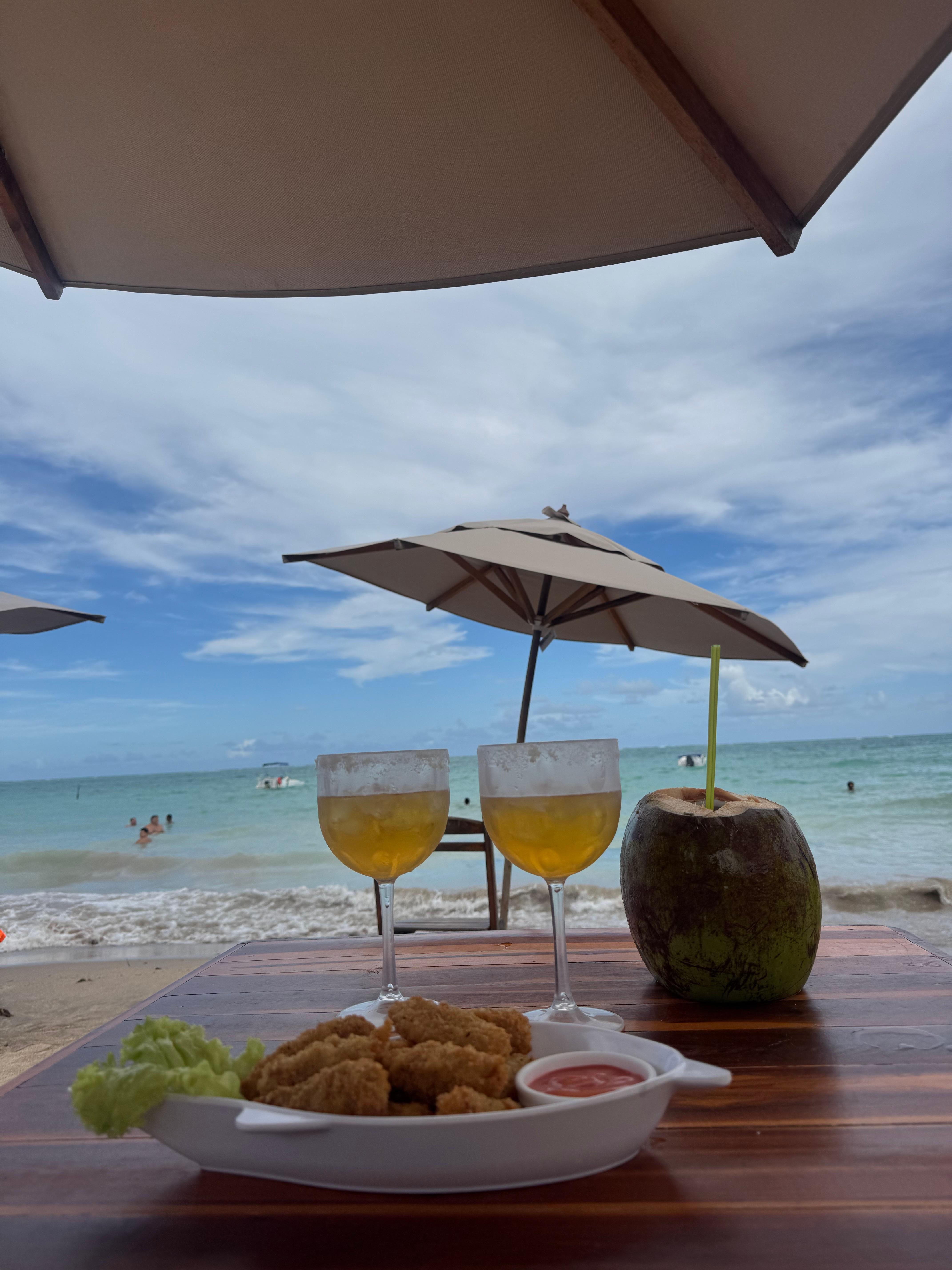 A praia que você tem acesso, tem sombreira, cadeira e mesa de madeira. A comida você pede para os funcionários do hotel Obi e paga lá mesmo. Também passam ambulantes vendendo coisas.