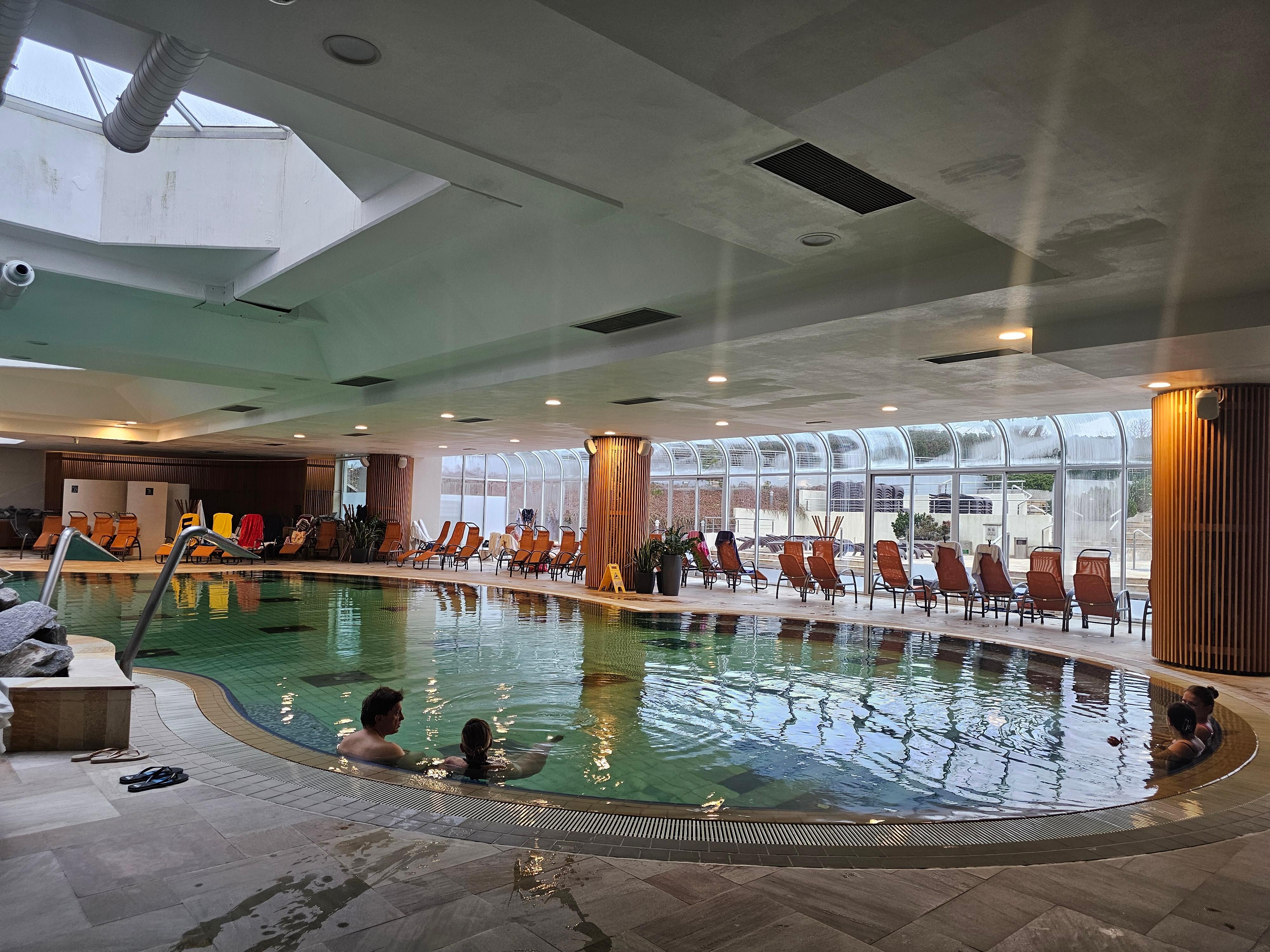 Im Pool die Bodendüsen sehen rostig aus und kein einziger Drücker für die Whirldüsen funktioniert nicht. Bei einem Hängesessel kommt die Decke herunter, die wurde mit einem Gewebeband geklebt. 
Keine 5 Sterne!!!