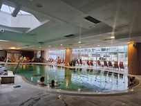 Im Pool die Bodendüsen sehen rostig aus und kein einziger Drücker für die Whirldüsen funktioniert nicht. Bei einem Hängesessel kommt die Decke herunter, die wurde mit einem Gewebeband geklebt.
Keine 5 Sterne!!!