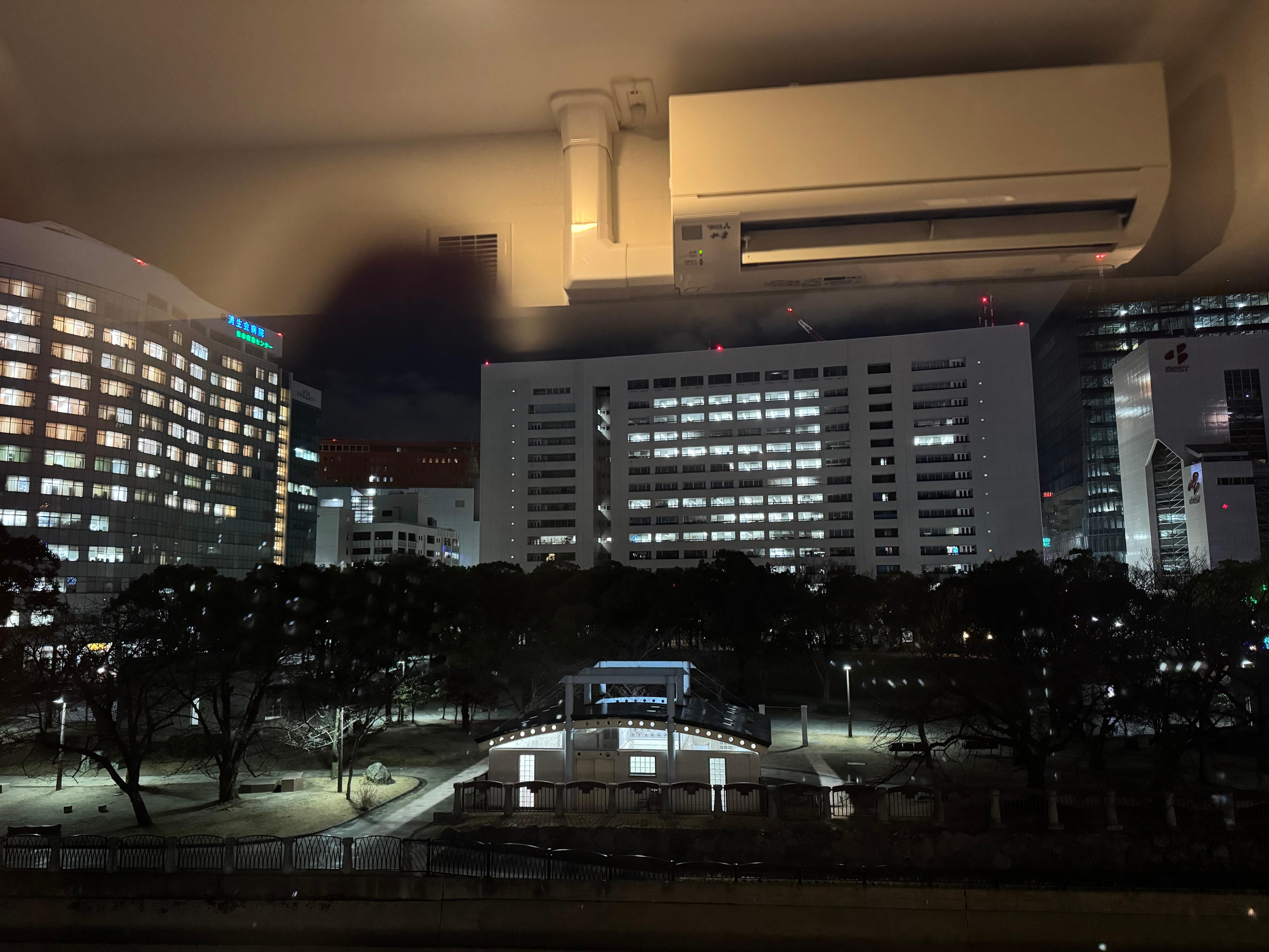 窓から見える夜景