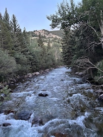 The peaceful Rock Creek behind our room, truly magical!