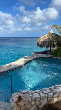 Pequeña piscina frente al mar