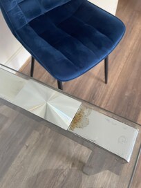 Der Glastisch hatte am Rand unter dem Glas in einer zu bearbeitenden, möglichen Fläche. So viel Schmutz und alte Essenreste, das ist ja unappetitlich war.