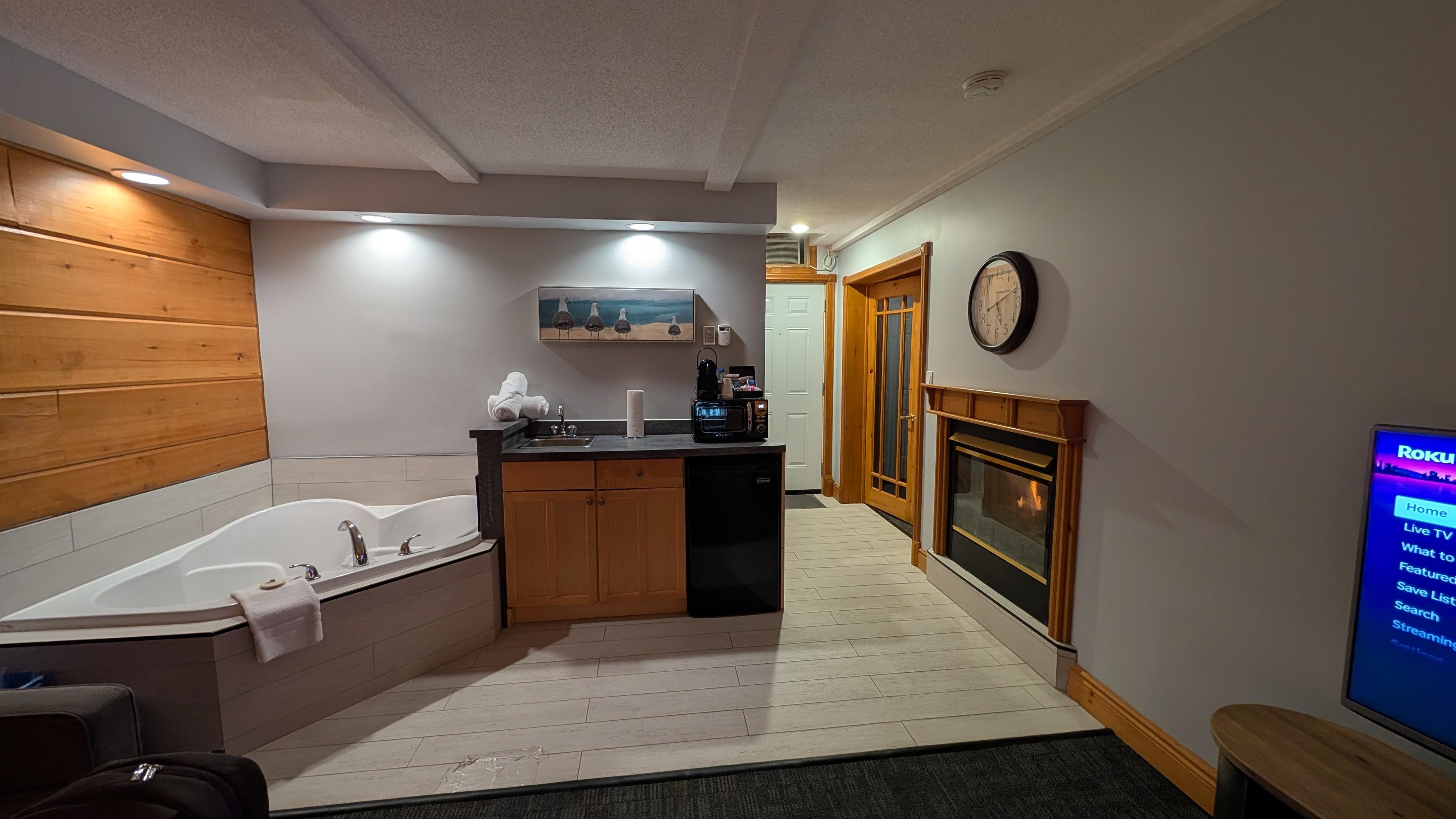 Jacuzzi, fireplace and kitchenette.